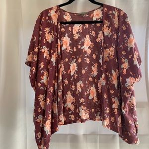 AMERICAN EAGLE. Maroon floral kimono.